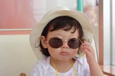 hat：Borsalino sunglasses：CUTLER AND GROSS necklace：ANPANMAN