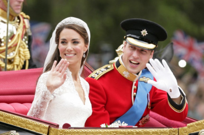 LONDON, UNITED KINGDOM - APRIL 29: (EMBARGOED FOR PUBLICATION IN UK NEWSPAPERS UNTIL 48 HOURS AFTER CREATE DATE AND TIME) Catherine, Duchess of Cambridge and Prince William, Duke of Cambridge travel down The Mall on route to Buckingham Palace in a horse drawn carriage following their wedding at Westminster Abbey on April 29, 2011 in London, England. (Photo by Indigo/Getty Images)